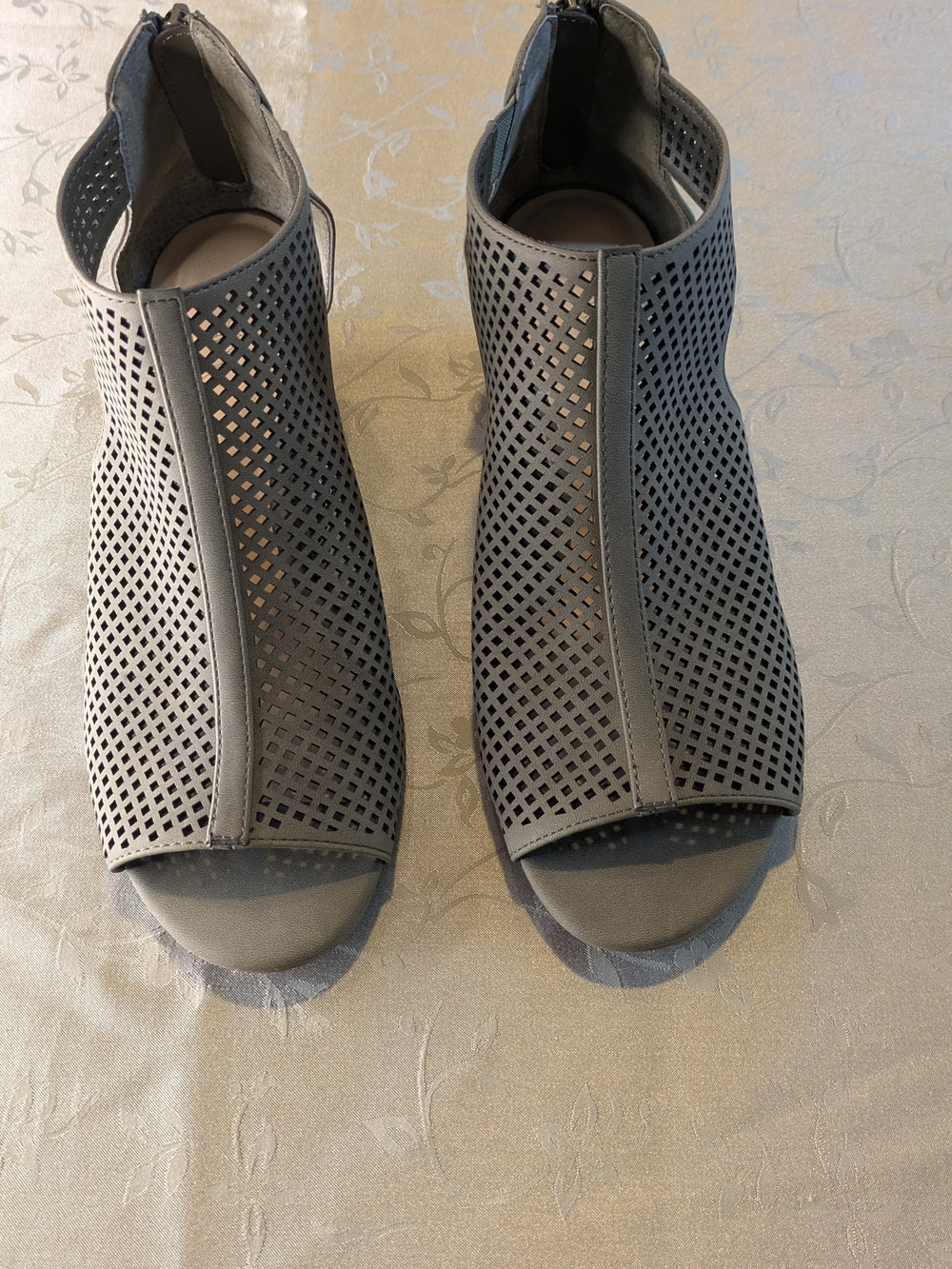 Morgan Taylor green faux suede perforated peep toe zip back wedge sandals 7.5 m